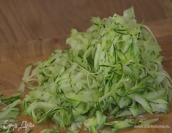 Морковь и цукини натереть на терке. 
