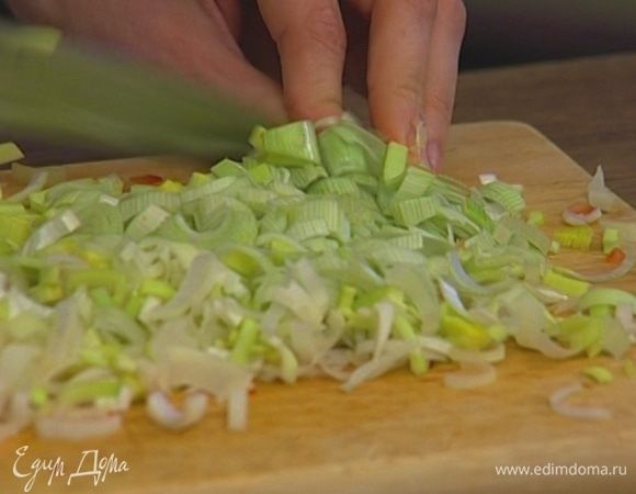 Лук, чеснок и 150‒200 г светлой части лука-порея мелко порубить, но не смешивать.