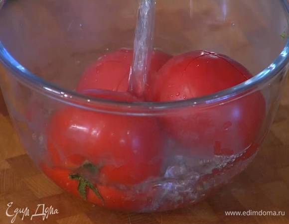 Помидоры опустить в кипяток, затем сразу в холодную воду. Очистить от кожицы и мелко порубить.
