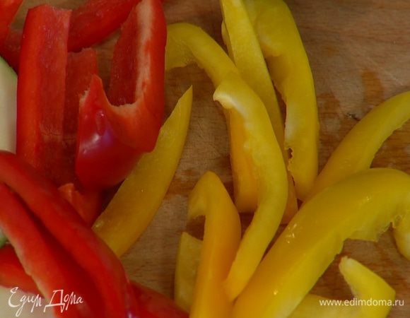 Сладкий перец, удалив семена, тонко нарезать.