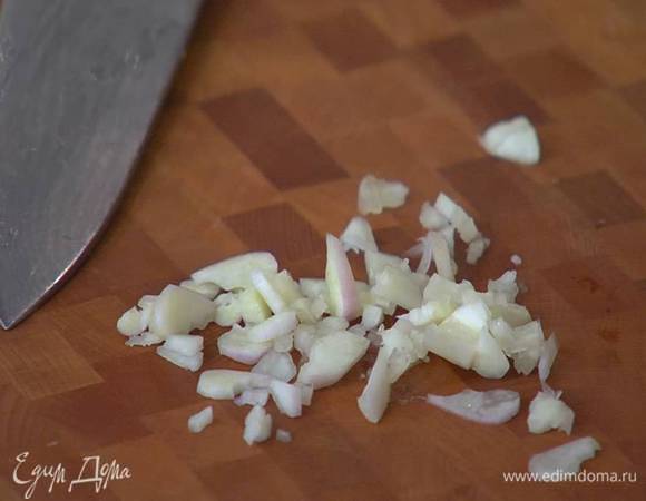 Чеснок почистить и порубить.