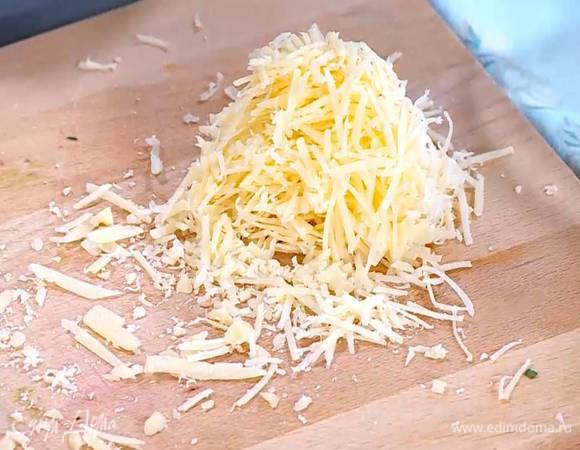 Сыр натереть на мелкой терке.