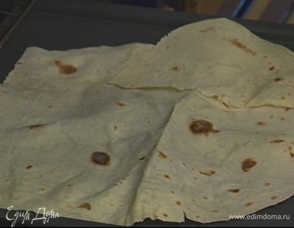 Лаваш разрезать на части и разогреть в духовке.