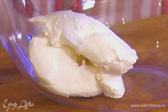 Сливочный сыр перемешать с ванильным сахаром.