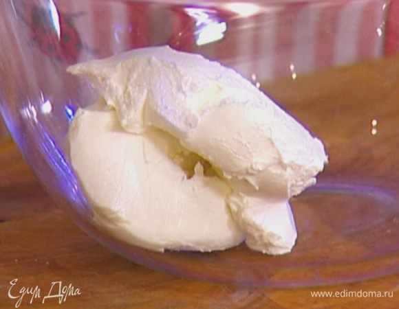 Сливочный сыр перемешать с ванильным сахаром.  