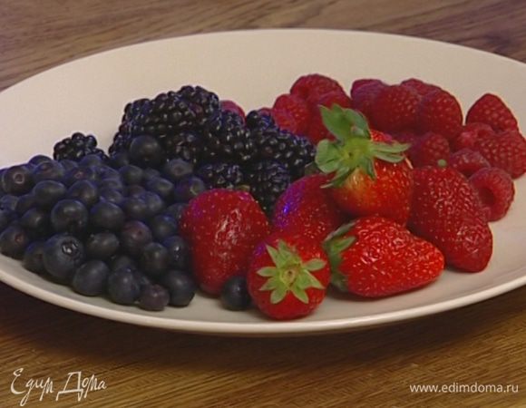 Ягоды протереть через сито и соединить с сыром. 