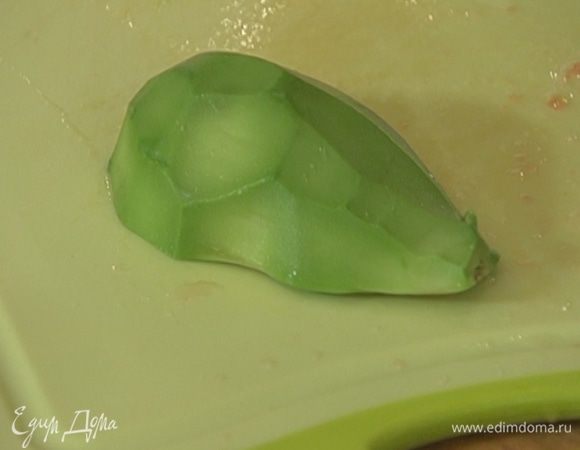 Авокадо почистить и, удалив косточку, измельчить мякоть в пюре — можно в блендере, а можно просто размять вилкой. 