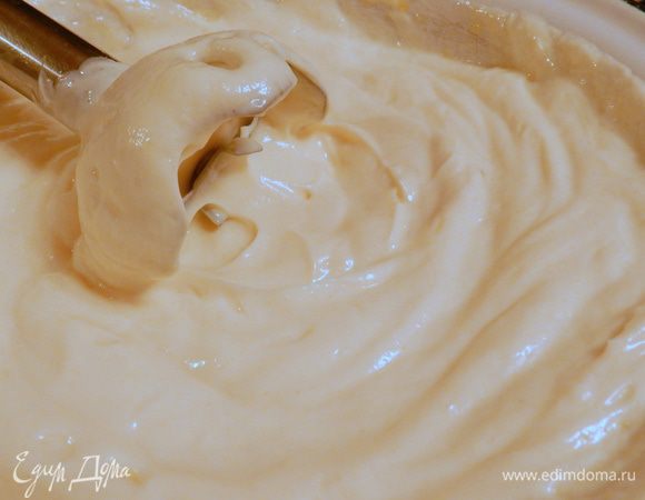 Творог тщательно растереть с сахаром и яйцами. Должна получиться в однородная, пышная, кремообразная масса.
