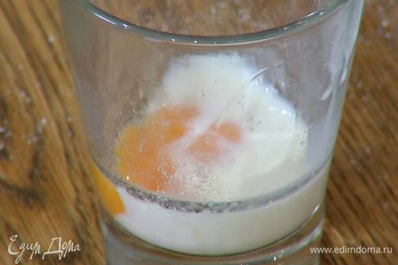 Яйцо слегка взбить и соединить с молоком.