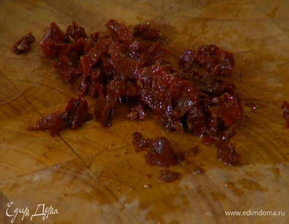 Вяленые помидоры мелко нарезать.