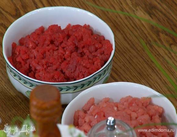Соединить оба вида фарша, нарубленные лук и чеснок, 1 ч. ложку листьев тимьяна, вяленые помидоры и все перемешать. 