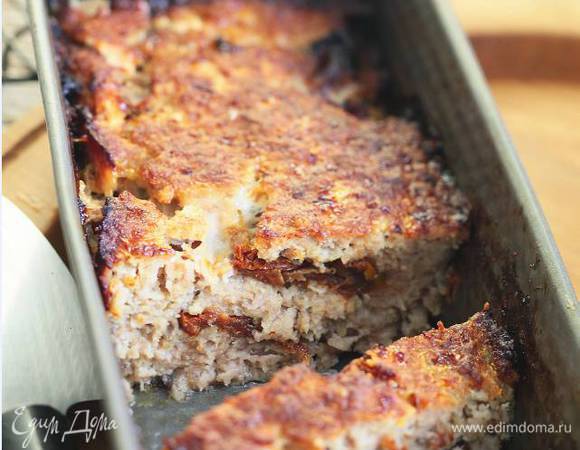 Прямоугольную форму для кекса смазать растительным маслом, выложить в нее фарш и выпекать в разогретой духовке около 50 минут. 