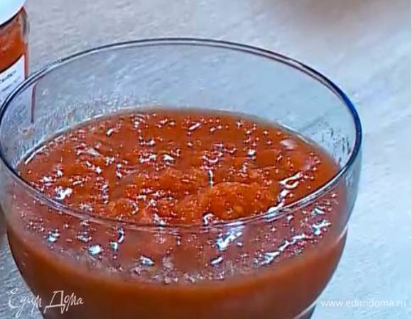 Приготовить соус: разогреть в сковороде оставшееся растительное масло и обжарить лук и чеснок до прозрачности, затем добавить помидоры и прогревать на очень слабом огне минут 15, чтобы жидкость выпарилась. Взбить соус в блендере или оставить кусочками — кому как нравится. Сверху присыпать листьями петрушки.