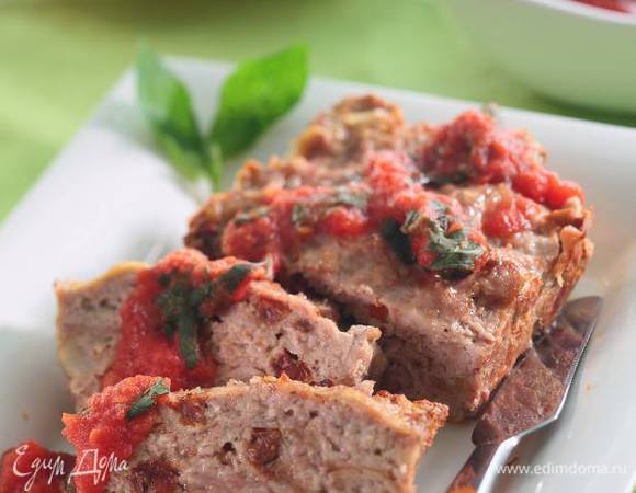 Подавать запеканку с соусом.