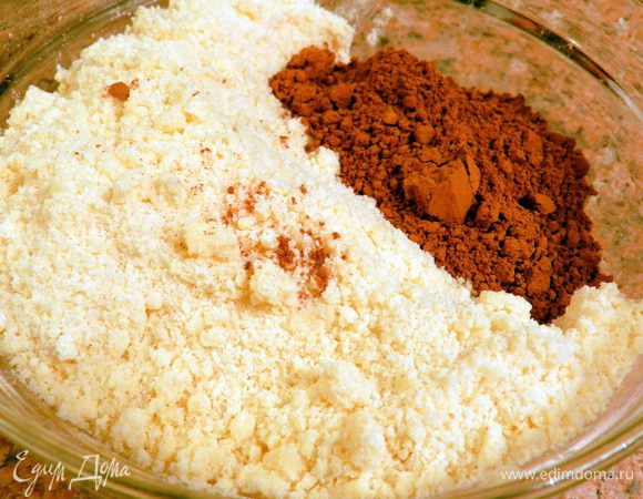 Для штрейзеля сливочное масло натереть на терке, смешать в крошку с мукой и сахаром, всыпать какао. Перемешать до однородности.