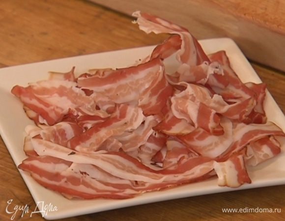 Грудинку мелко нарезать.