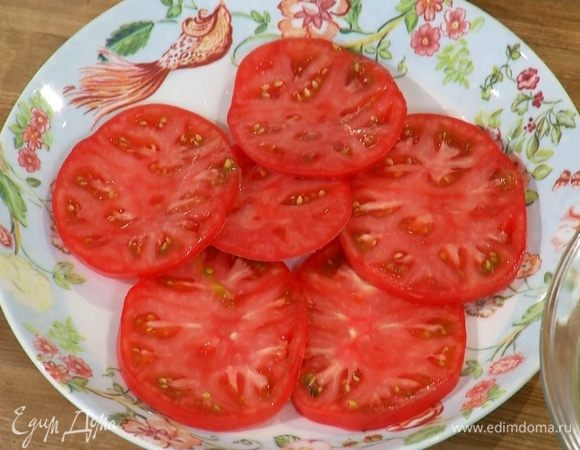 Огурцы и помидоры помыть и нарезать тонкими кружками.