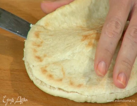 Питы разрезать пополам, положить внутрь кусочки огурцов и помидоров и листья салата, а затем котлетку.