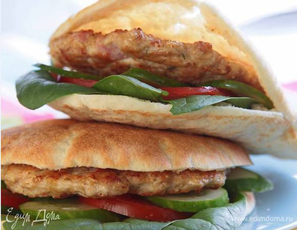 Подавать можно с домашним томатным c соусом.