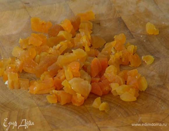 Курагу мелко порубить.
