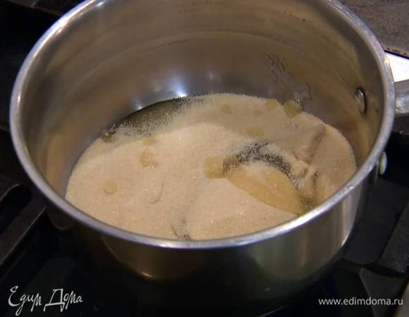 Растопить 150 г сливочного масла, добавить сахар и мед и держать на маленьком огне, пока не растворится сахар (ни в коем случае не кипятить!).