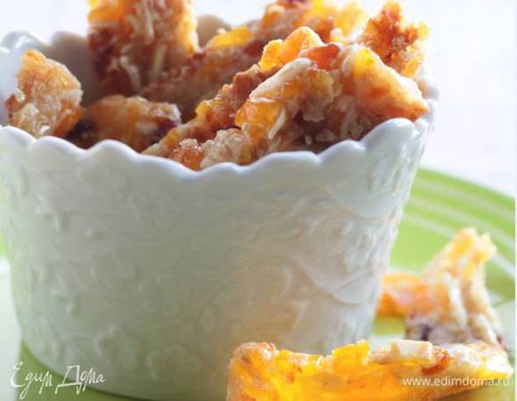 Достать из духовки, остудить и отправить в холодильник на 1–2 часа, а затем аккуратно вынуть из формы и разрезать на длинные кусочки-батончики.