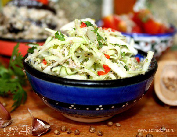 Капусту тонко нашинковать. Добавить нарезанной зелени по вкусу (укроп, зеленый лук, кинза). Заправить ореховым соусом и сбрызнуть оливковым маслом.