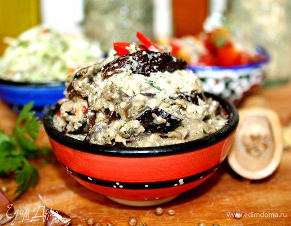 Баклажаны (сладкий перец, стручки фасоли) запечь в духовке или отварить в несоленой воде. Охладить. Порезать вдоль на длинные, тонкие полоски. Смешать с ореховым соусом и оливковым маслом. Дать настояться в холодильнике минимум 2–3 часа. Гемриэлат мииртвит (Приятного аппетита!)!