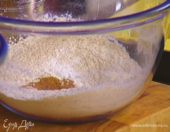 Оба вида муки смешать с корицей, разрыхлителем и орехами.