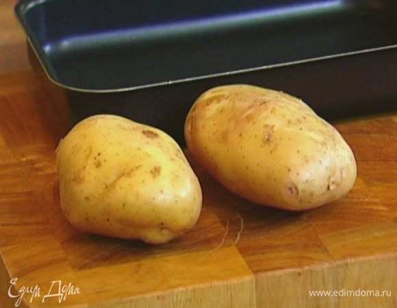 Картофель вымыть, наколоть в нескольких местах зубочисткой или вилкой и запекать в разогретой духовке на верхнем уровне без фольги минут 45 —он должен быть мягким при надавливании.
