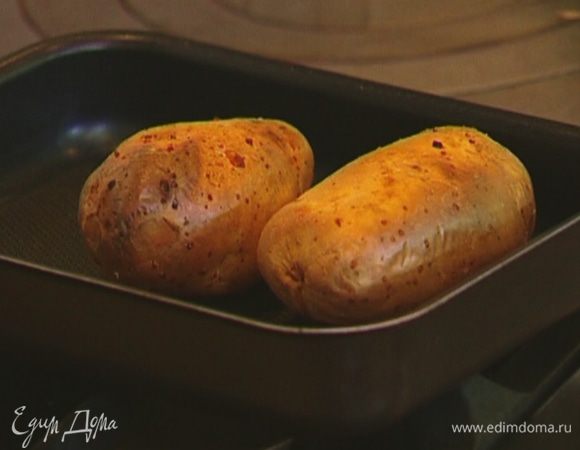 Готовый картофель слегка остудить, чтобы можно было держать руками.