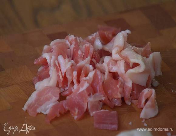 Грудинку нарезать небольшими кубиками.