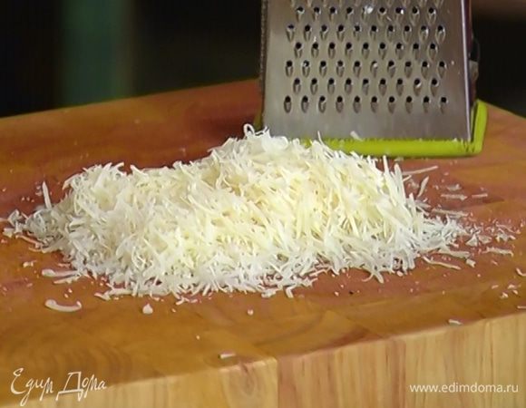 Сыр натереть на мелкой терке.
