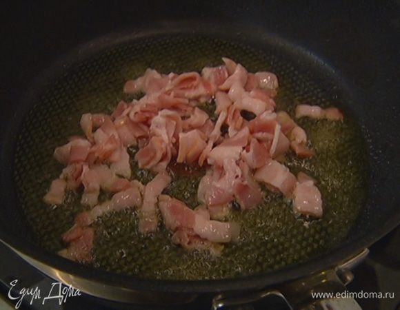 Растопить в маленькой сковороде сливочное масло, обжарить грудинку на небольшом огне (масло ни в коем случае не должно гореть!) и переложить в другую посуду.