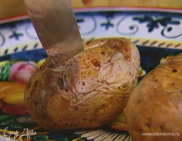 Картофель надрезать сбоку вдоль острым ножом, не прорезая до конца, так чтобы получилась как бы приоткрытая раковина, вынуть мякоть и взбить ее с молоком в воздушное пюре.