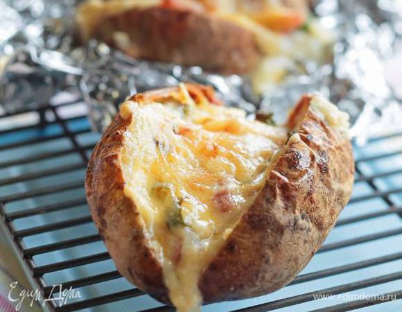 Картофельную ракушку наполнить пюре, присыпать сверху оставшимся сыром, завернуть в фольгу, оставив ее чуть приоткрытой, и отправить на 10 минут в разогретую духовку или под гриль, чтобы сыр запекся.