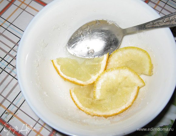 Дольки лимона режем и растираем с сахаром...