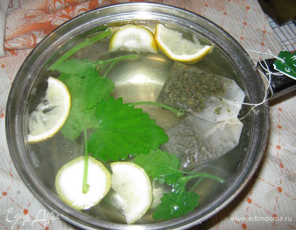 В закипевшую воду добавляем мяту, лимон и пакетики чая...