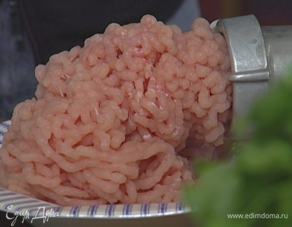 Мясо индейки и курицы пропустить через мясорубку.