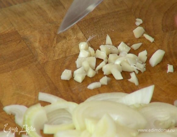 Лук и чеснок почистить и порубить.