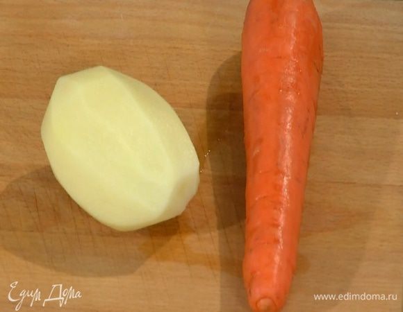 Морковь и картофель почистить, порезать на кусочки, залить кипящей водой и отваривать минут 15 до готовности, затем воду слить, добавить к овощам горячее молоко, посолить и сделать пюре.