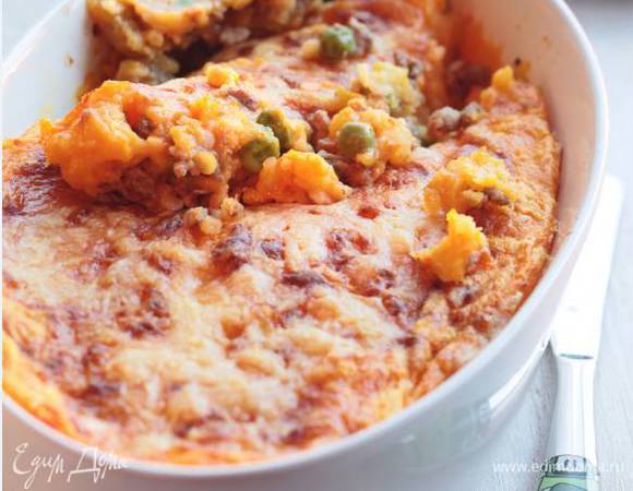 Выложить в одну большую жаропрочную форму или в несколько маленьких мясной фарш, а сверху — картофельное пюре, присыпать сыром и поставить в разогретую духовку на 15–20 минут, чтобы зазолотился верх.