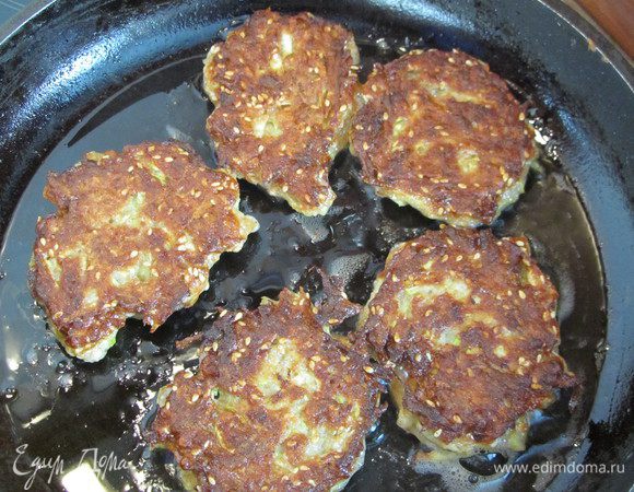 Добавьте взбитое яйцо, муку и горсть кунжута. В этот раз я брала цельнозерновую муку, мне очень понравилось.
Жарьте оладьи на хорошо разогретом масле.