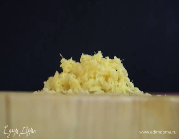 Имбирь почистить, натереть на мелкой терке и вместе с выделившимся соком отправить к мясу, все перемешать и оставить на 10 минут мариноваться.