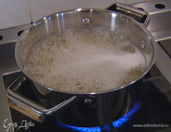 Макароны отваривать в бульоне на треть времени меньше, чем указано на упаковке, затем бульон слить и сохранить.