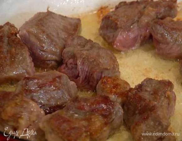 Разогреть в сковороде оставшееся кунжутное и растительное масло и, вынув кусочки мяса из маринада, обжаривать их около двух минут до появления золотистой корочки, затем вынуть шумовкой.