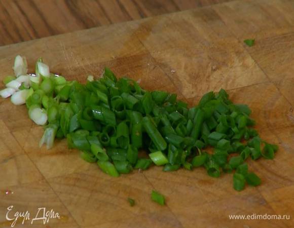 Зеленый лук мелко порубить.
