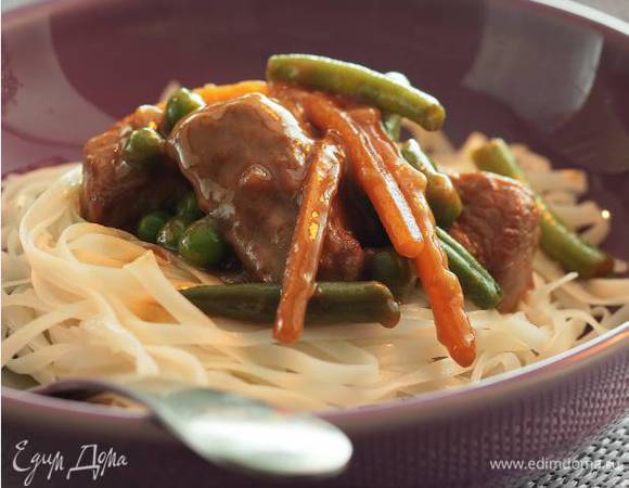 Крахмал соединить с оставшимся от мяса маринадом, влить 5 ст. ложек бульона, в котором варились макароны, добавить мясо и макароны, подержать на огне несколько секунд и сразу подавать.