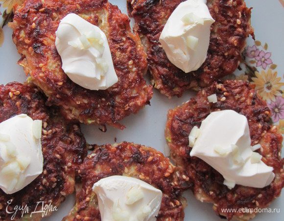 Готовые оладьи посолите, сверху положите сметану с мелко порезанным чесноком. Можно посыпать зеленью.
Приятного аппетита!