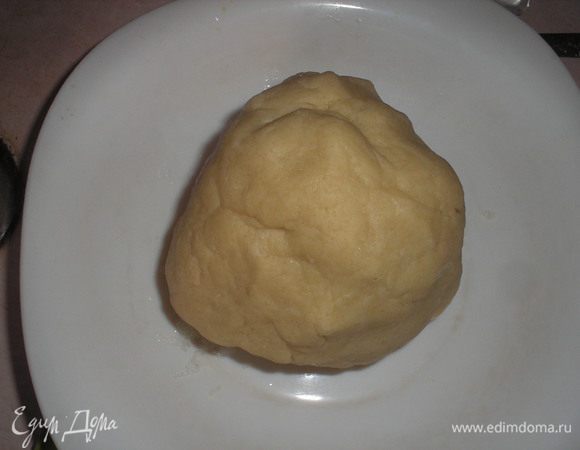 Добавляем сметану и быстро замешиваем тесто. Ставим тесто на 1 час в холодильник.